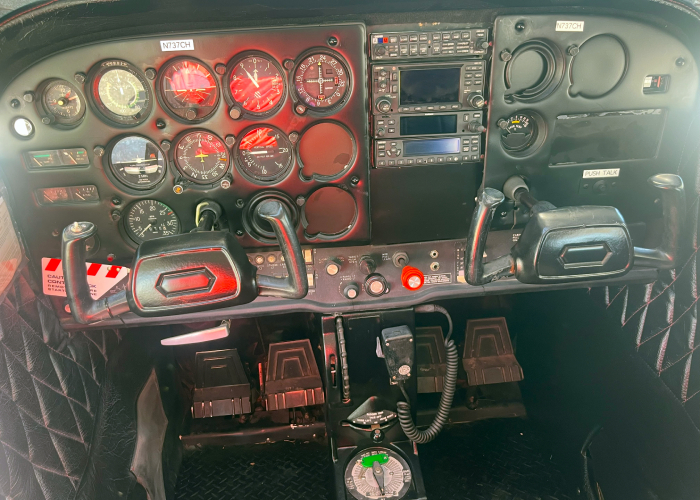 N737CH-w02